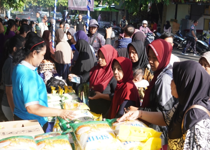 ANTUSIAS : Pasar murah yang diselenggarakan Diskoperindag Jembrana di Kelurahan Loloan Barat, Jumat (5/4).