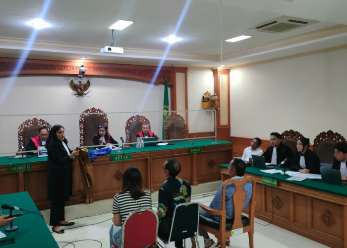 BUKTI: JPU menunjukan adanya barang bukti baju dinas sesuai keterangan saksi Indah (kiri), Alit Widana (Ayah Indah, tengah) saksi Agus Febrianto (Paman Indah, kanan) di hadapan Majelis Hakim.