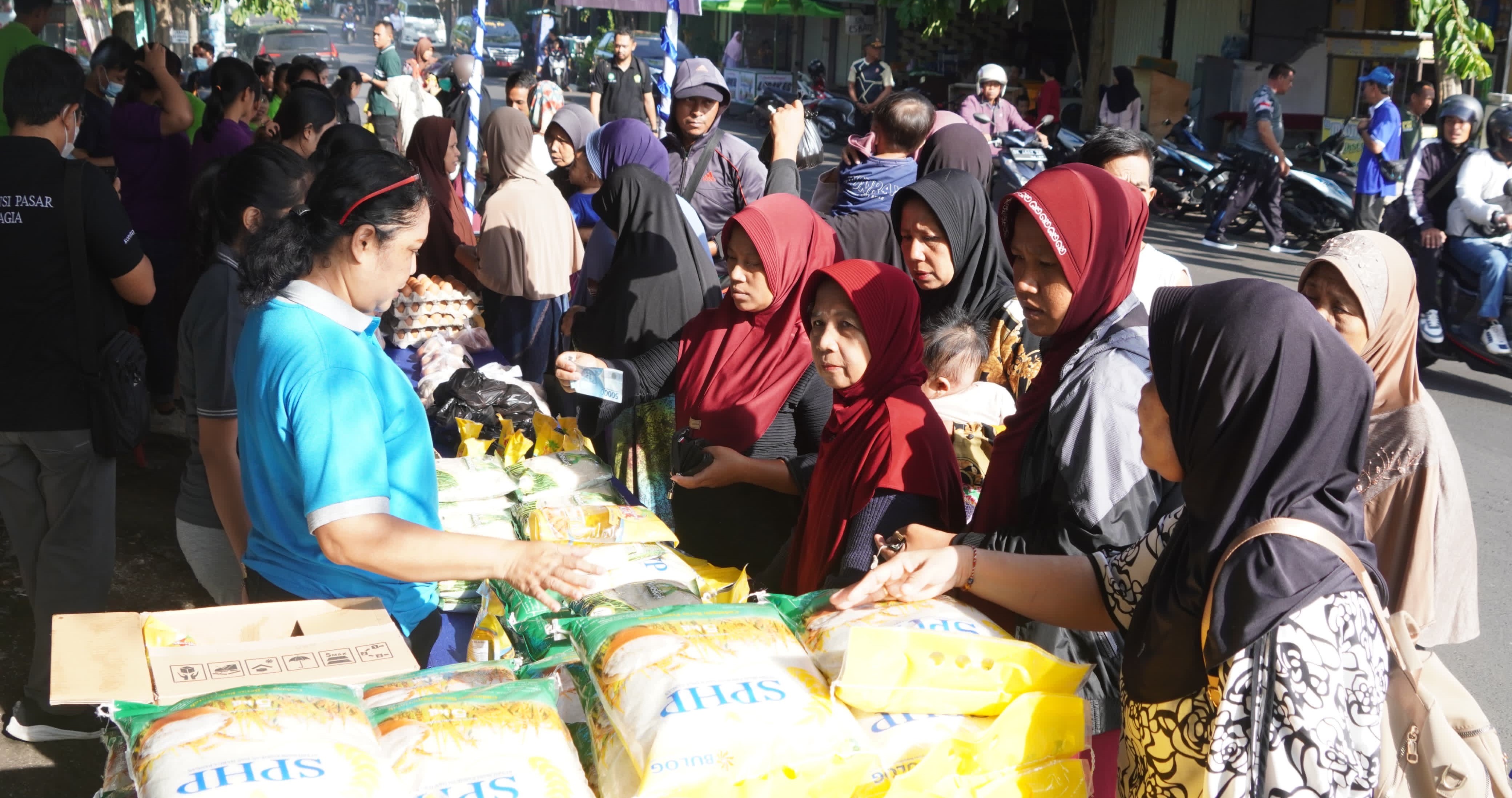 Pasar murah yang diselenggarakan Diskoperindag Jembrana di Kelurahan Loloan Barat, Jumat, 5 April 2024. &nbsp;  &nbsp;