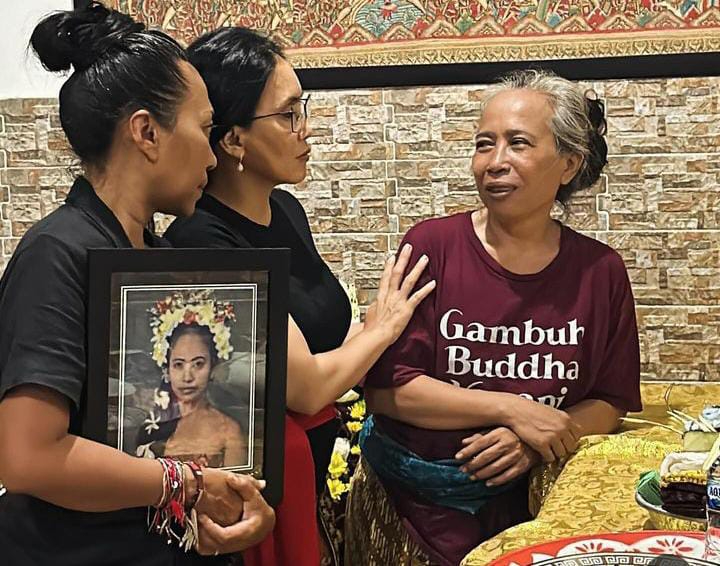 Niluh Djelantik dan Rieke Pitaloka mengunjungi Cok Sawitri saat ibunda berpulang
