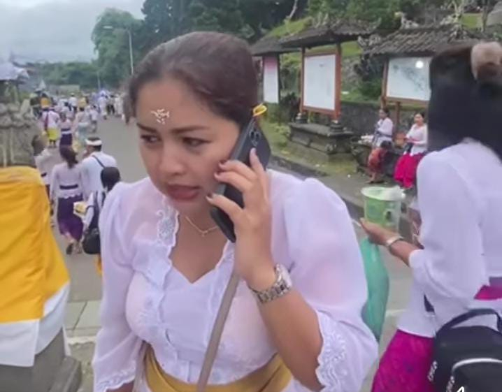 Penyanyi Bali Agustin kena cibir warganet usai buat konten nasi campur viral