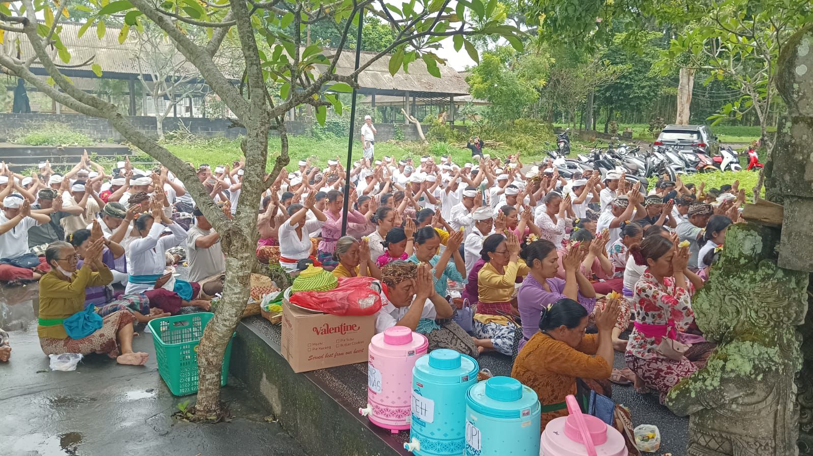 Masyarakat Penyungsung Pura Prajapati Desa Adat Mas, Gianyar, Bali, melaksanakan sembahyang bersama di Pura Prajapati setra (kuburan) Desa Adat Mas Kamis (4/4).
