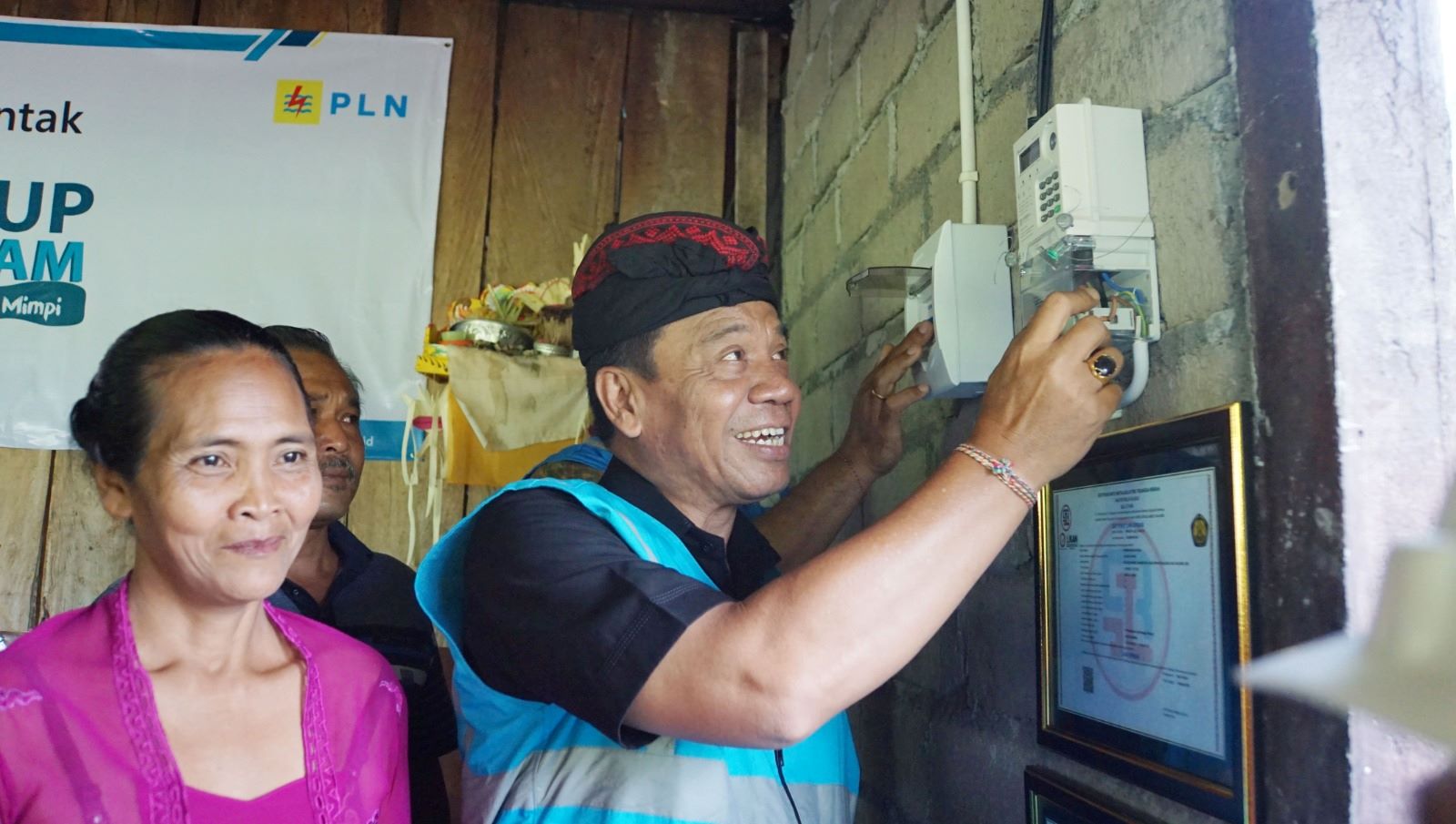 Bantuan kelistrikan dari PT. PLN UID Bali untuk masyarakat Desa Nagasepaha, Kabupaten Buleleng, Bali.