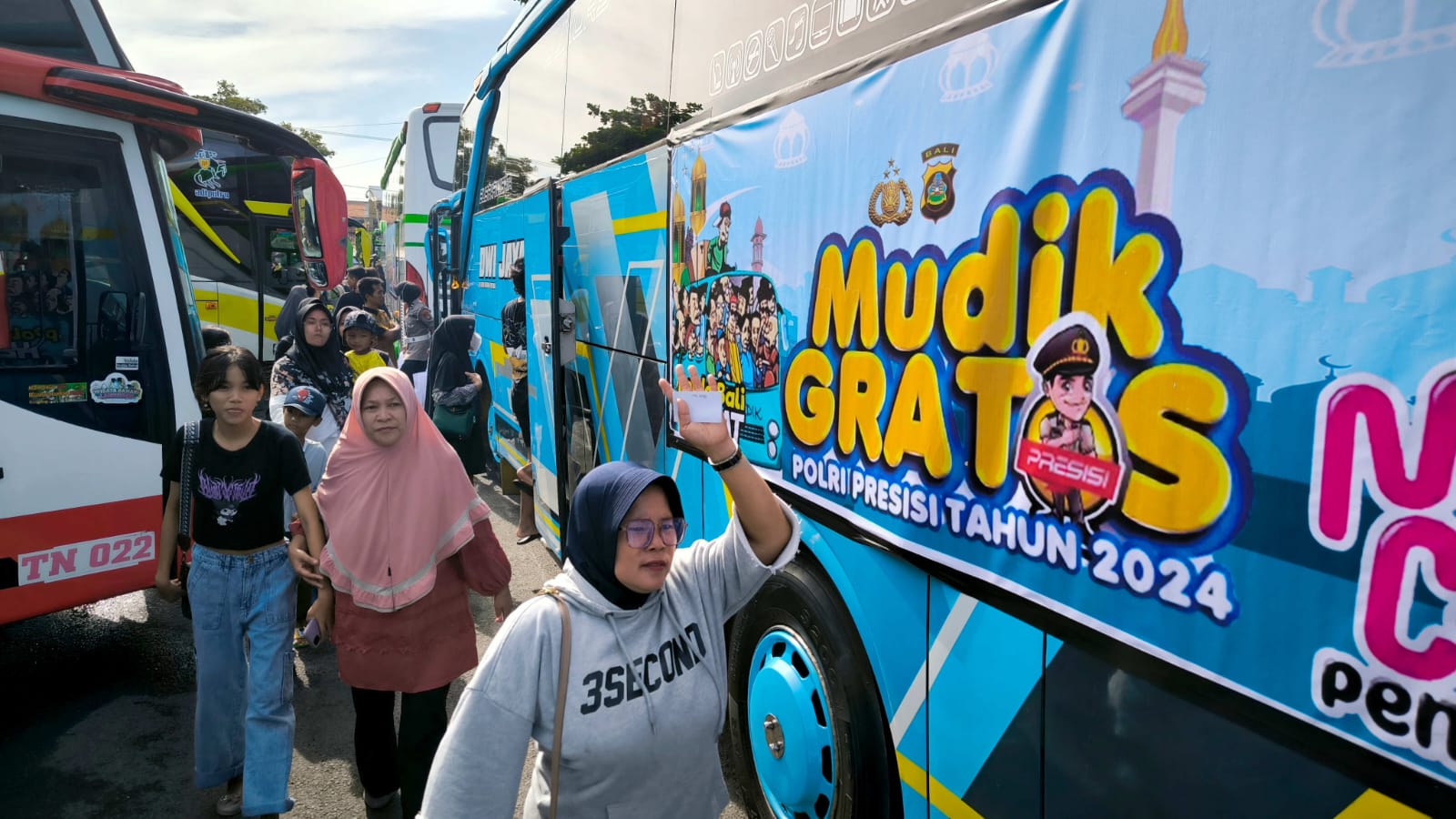 Bus mudik gratis dilepas oleh Kapolda Bali Irjenpol Ida Bagus Kade Putra Narendra, Jumat, 5 April 2024.