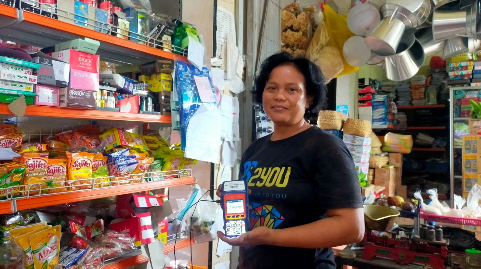 Agen BRILink Ni Nyoman Ariani menunjukkan mesin EDC yang biasa digunakan transaksi perbankan, Senin, 1 April 2024.