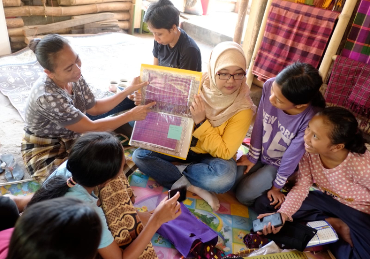 Grab menyalurkan donasi Rp1,5 miliar melalui BenihBaik.com kepada delapan komunitas dari berbagai wilayah di Indonesia