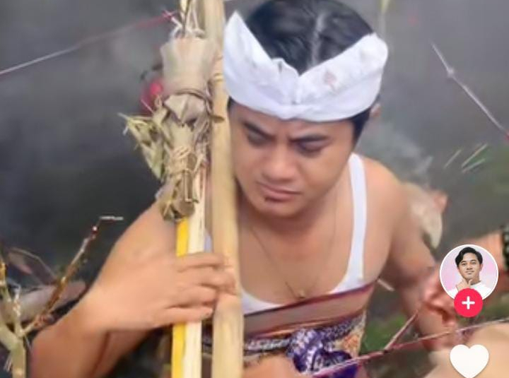 Penyanyi Budi Arsa baru saja melakukan otonan Sanan Empeg