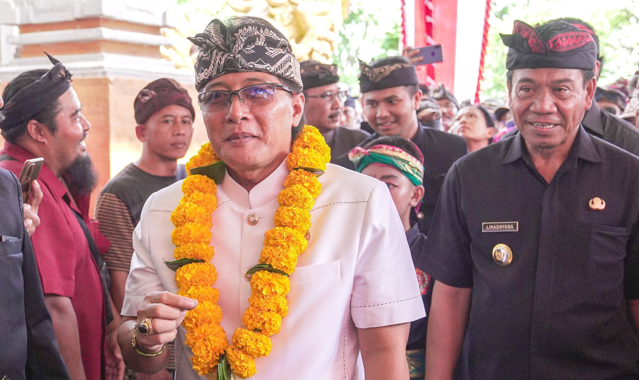 Bupati Badung I Nyoman Giri Prasta menyerahkan hibah kepada masyarakat Buleleng di Gedung Kesenian Gde Manik, Buleleng, Jumat, 5 April 2024.