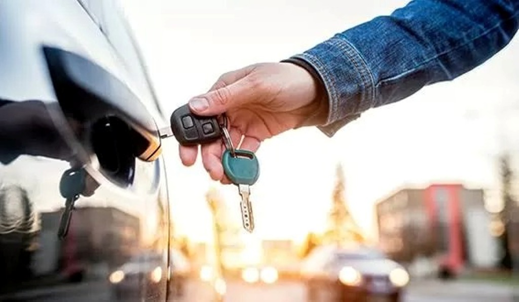 SEWA MOBIL: Menggunakan mobil sewaan saat libur Lebaran di Bali mungkin bisa menekan pengeluaran. Cek harga sewa berikut tipe mobilnya.