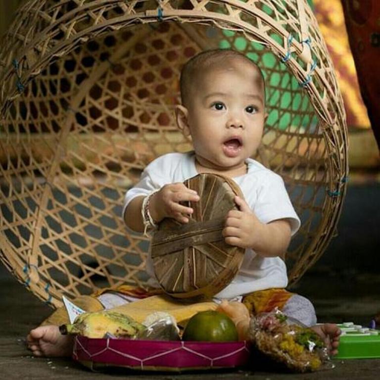Mebayuh oton dalam Hindu Bali.