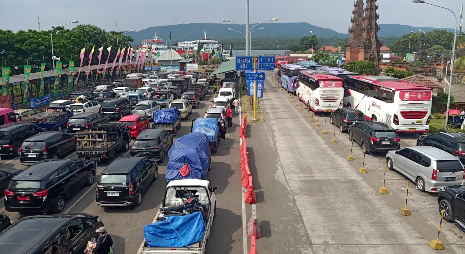 Pemudik antre di Pelabuhan Gilimanuk, Kabupaten Jembrana, Bali, Sabtu, 6 April 2024.
