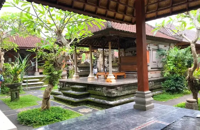Ilustrasi pekarangan rumah di Bali