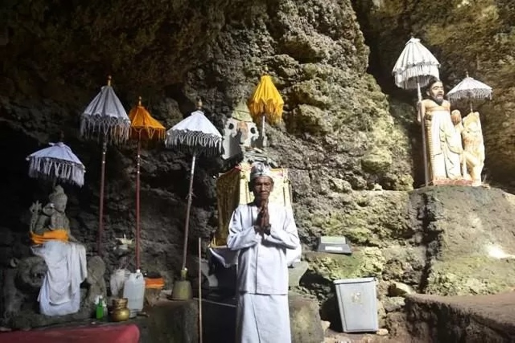 Terletak di Desa Pakraman Kutuh, Jimbaran, Pura Goa Peteng Alam Tunjung Mekar menawarkan pengalaman spiritual unik di tengah alam.