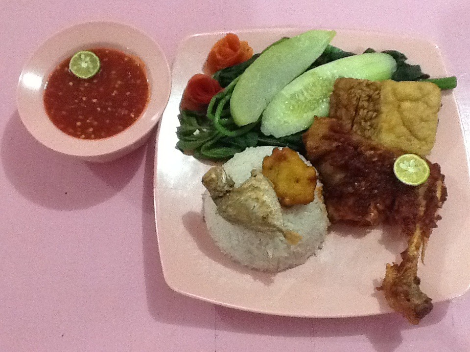 PINK TEMPONK: Pink Tempong Denpasar memiliki 10 menu andalan yang wajib dicoba bagi pecinta kuliner sensasi pedas saat berkunjung ke Bali.