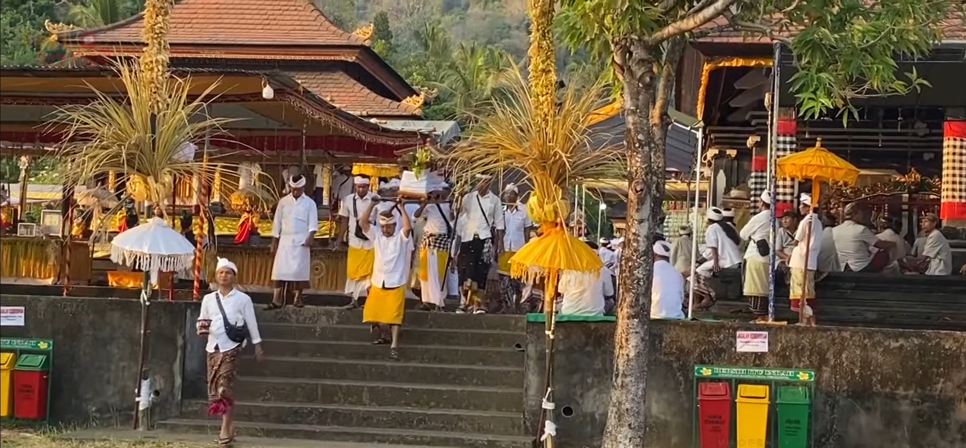 Ritual di Desa Adat Les Penuktukan Kecamatan Tejakula, Buleleng tidak terlepas dari peran Jro Pasek sebagai pemimpin upacara (ist)