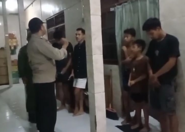 IMBAU: Bhabinkamtibmas Desa Dauh Puri Kangin Aiptu Gede Wijaya Kusuma saat memberi imbauan kepada warga penghuni kos-kosan terkait kemanan selama masa mudik.
