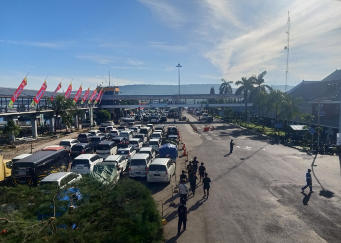 Antrian kendaraan roda dua dan roda empat didalam Pelabuhan Gilimanuk yang menunggu giliran masuk kapal, Minggu (7/4) siang.