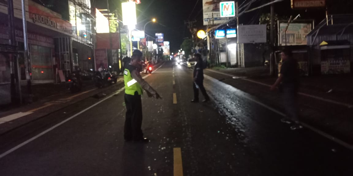 LAKALANTAS: Petugas kepolisian melakukan pemeriksaan di lokasi kecelakaan lalu lintas yang menimpa Bernandus.