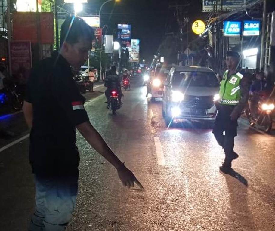 LAKALANTAS: Petugas kepolisian melakukan pemeriksaan di lokasi kecelakaan lalu lintas yang menimpa Bernandus.