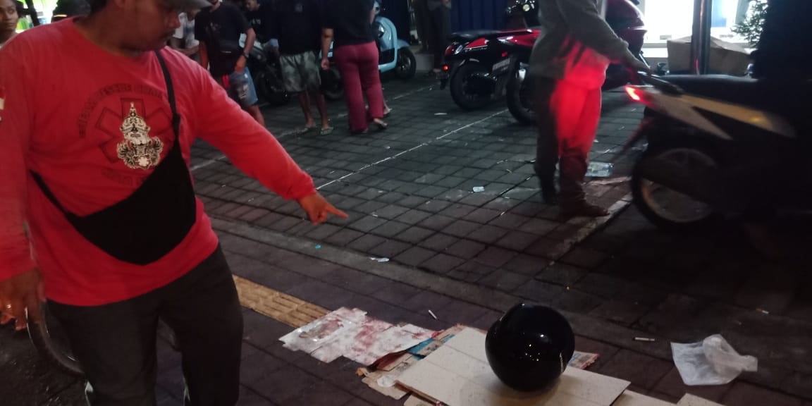 LAKALANTAS:  Polisi melakukan pemeriksaan di lokasi laka lantas yang membuat seorang pemuda NTT bernama Bernandus Dede Ngara, tewas di Jimbaran, Bali.