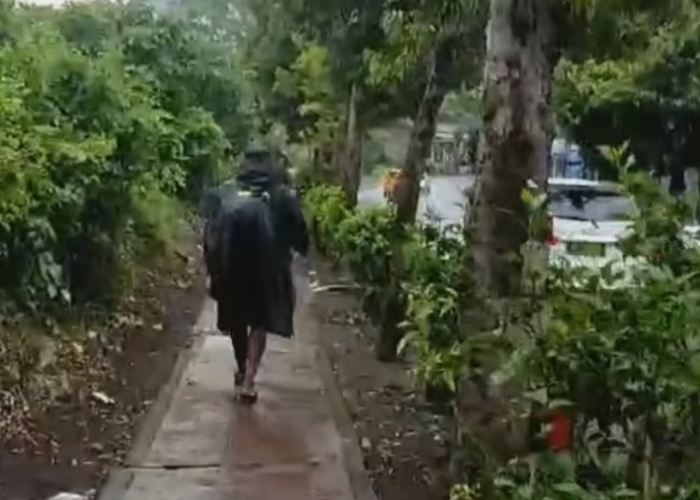 LUAR BIASA : Aksi tiga orang pemedek asal Kabupaten Gianyar yang berjalan kaki tangkil ke Pura Agung Besakih Jumat (5/4).
