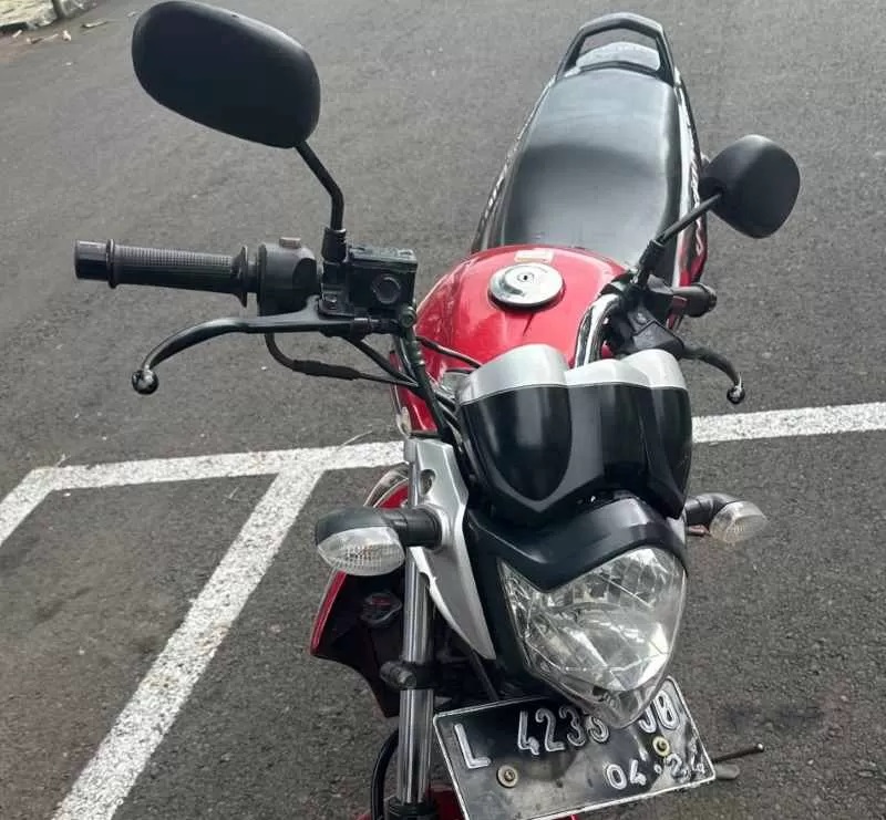 TAK JELAS MILIK SIAPA : Motor misterius yang ditemukan di pinggir jalan Denpasar &ndash; Gilimanuk. (foto: polres jembrana)