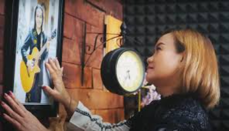 Dek Ulik merilis ulang lagu ciptaan Widi Widiana yang berjudul &ldquo;Uyang Paling&rdquo;