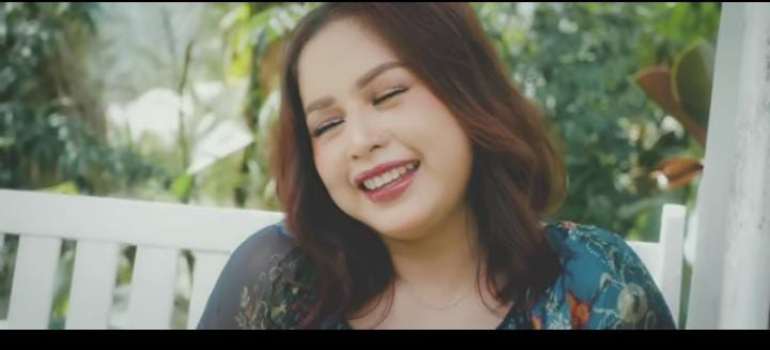 Penyanyi Bali Agustin baru saja merilis single duet terbarunya yang berjudul Ngalih Dingin dengan menggaet penyanyi Yudi Kresna