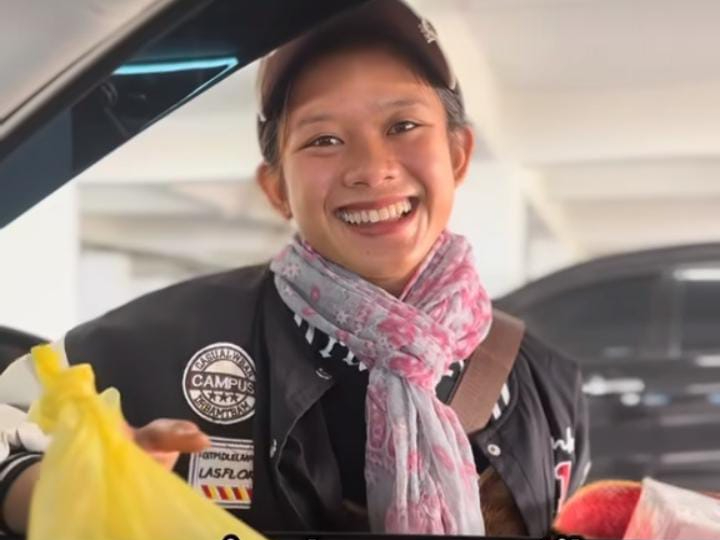 Akun @taka_rp bagikan video seorang pedagang canang di Pura Besakih yang memiliki paras cantik