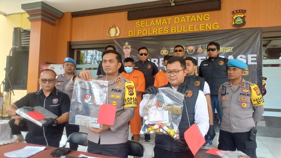 Pelaku pembuat STNK palsu diamankan Polres Buleleng. Mereka terkait kasus penggelapan mobil di Sidatapa.