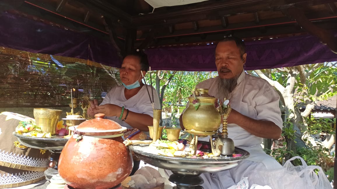 SULINGGIH: Ida Pandita saat ngelokapalasraya.  Namun untuk menjadi sulinggih Hindu harus paham ajaran dalam lontar Tutur Gong Besi.
