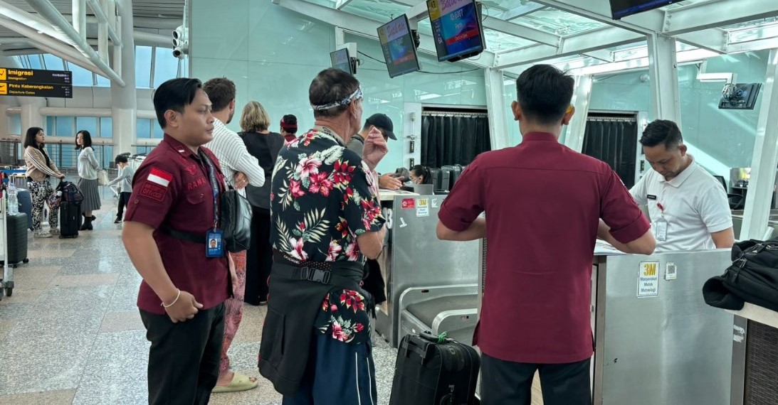 WNA asal Australia GML dideportasi melalui Bandara Ngurah Rai, Bali menuju Perth Australia, Minggu, 7 April 2024.