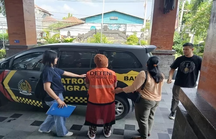 Kantor Imigrasi Kelas I Khusus Ngurah Rai Kembali melakukan pendeportasian terhadap seorang Warga Negara Asing asal India pada Selasa (9/4/2024). (Istimewa.)