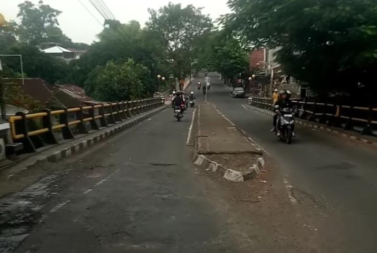 Seorang sopir truk keluhkan jalan rusak dan bergelombang diduga didaerah Banyuning Buleleng