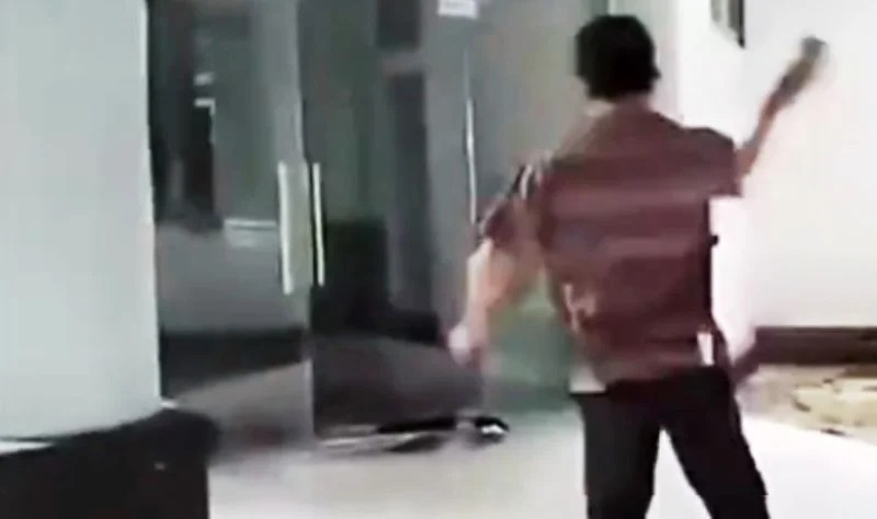 Oknum anggota DPRD Maluku Tengah memecahkan kaca kantor karena kesal THR tak kunjung cair