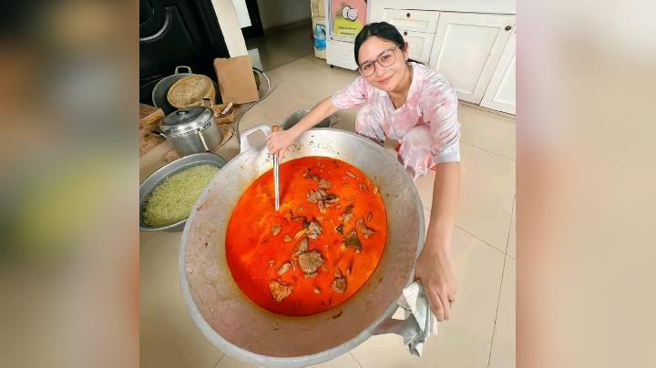 Prilly Latuconsina dikritik warganet lantaran masak pakai Gas melon