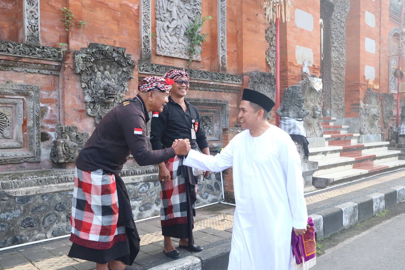 TOLERANSI : Pecalang turut mengamankan Sholat Ied di Alun-alun Ida I Dewa Agung Jambe.