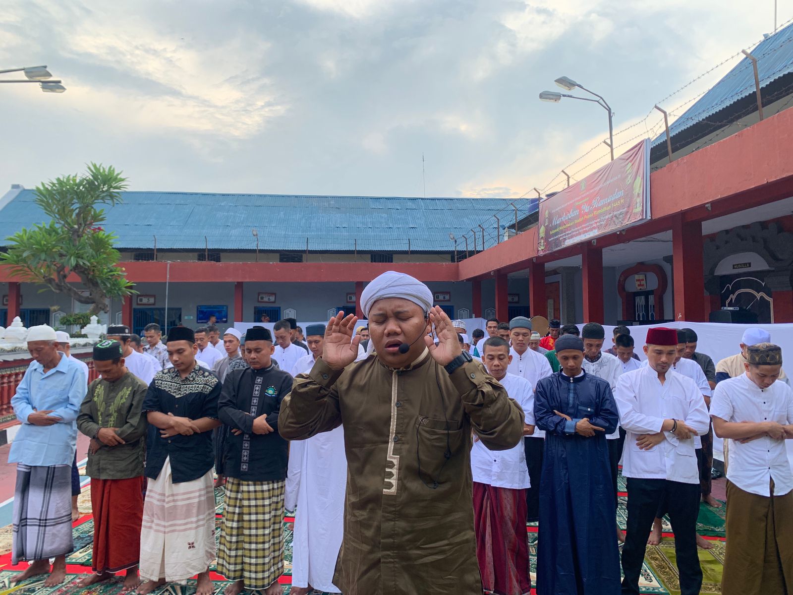 IMAM SHOLAT: Warga Binaan Lapas Kelas IIB Singaraja melaksanakan ibadah Sholat Ied saat Hari Raya Idul Fitri 2024. Ada pesan penting yang disampaikan Imam Sholat.