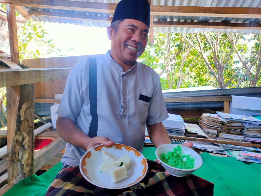 JAJANAN LEBARAN: Ketut Muhammad Suharto menyajikan jajanan tradisional saat Lebaran di Desa Pegayaman, Bali.