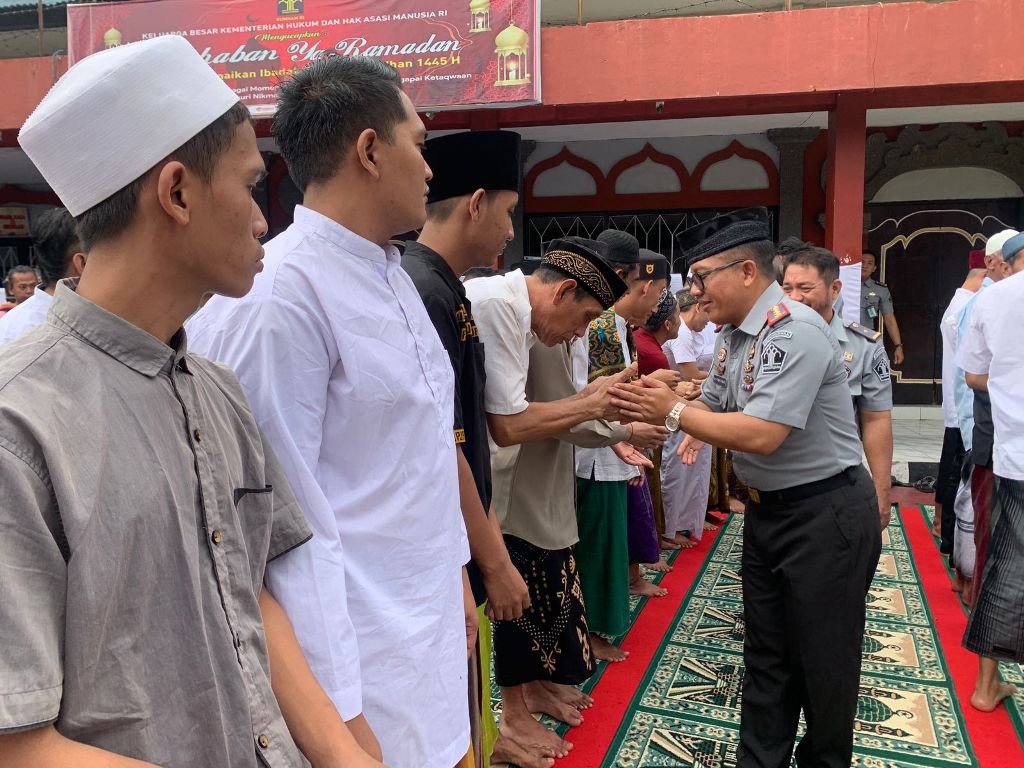 REMISI: Serangkaian hari raya Idul Fitri, sebanyak 57 narapidana (napi) beragama Islam (muslim) di Lapas Singaraja diberikan remisi khusus.