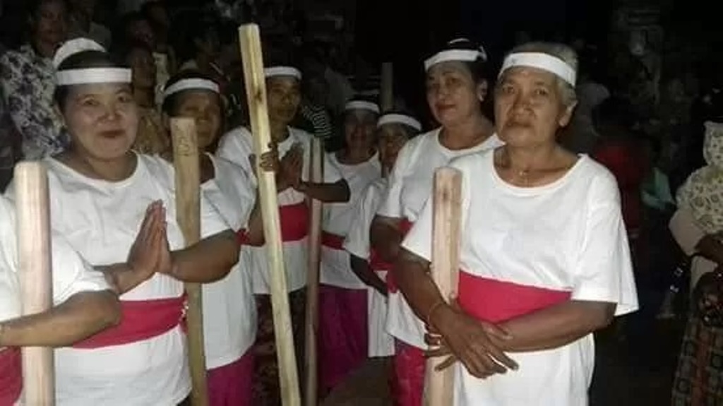 Ngoncang, salah satu tradisi Hindu Bali di Tabanan.