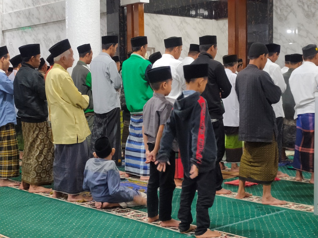SHOLAT: Umat Muslim Desa Pegayaman melakukan sholat led hari raya Idul Fitri di Masjid Jami Safinatusalam Desa Pegayaman, Buleleng, Bali.
