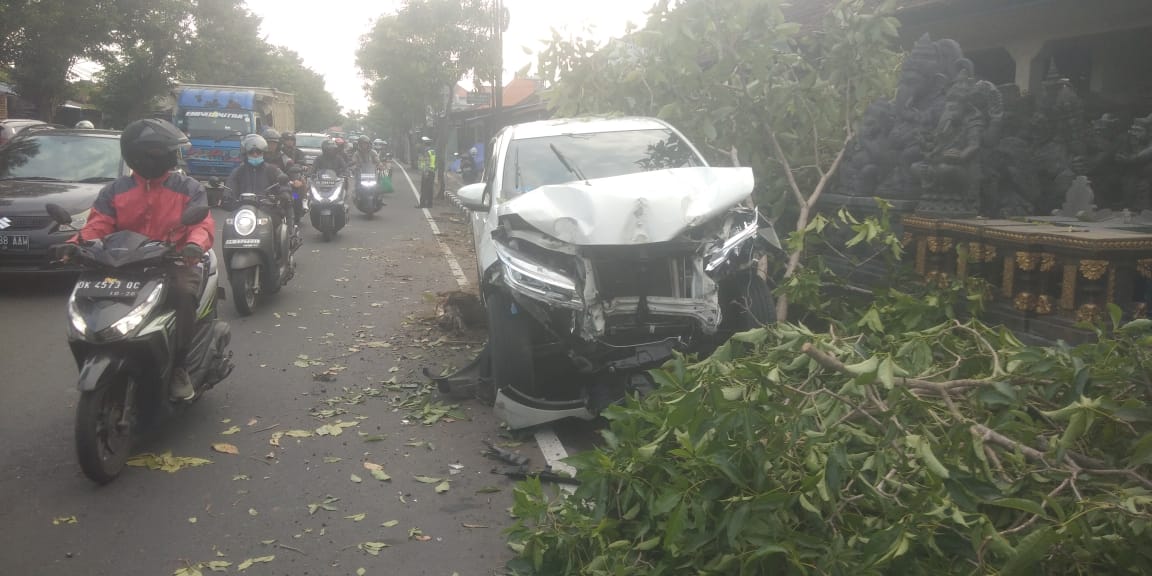 NAHAS: Mobil Terios yang menabrak petugas DLHK Badung saat menyapu trotoar hingga mengakibatkan korban meninggal dunia.