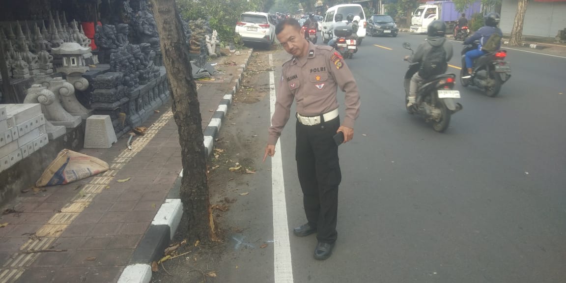 PENANGANAN: Polisi melakukan olah TKP terhadap peristiwa laka lantas yang mengakibatkan petugas DLHK Badung meninggal dunia.