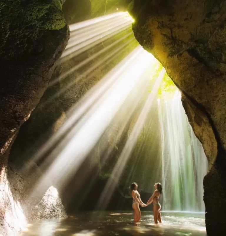 AIR LANGIT: Air Terjun Tukad Cepung disebut air terjun dari langit yang memiliki pesona aura magis.Terletak di Dusun Penida Kelod, Tembuku, Bangli, Bali.