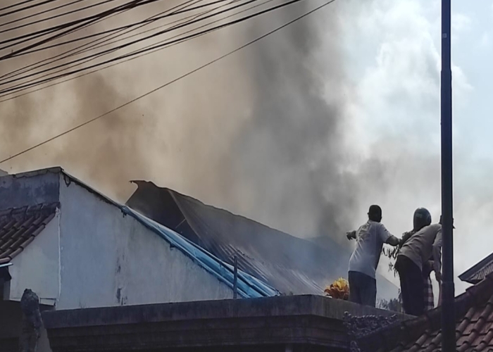 TERBAKAR : Proses pemadaman api yang membakar indekos di Jalan Puputan Lingkungan Mergan, Semarapura Kelod Kangin, Klungkung, Bali, dilalap si jago merah Kamis (11/4).
