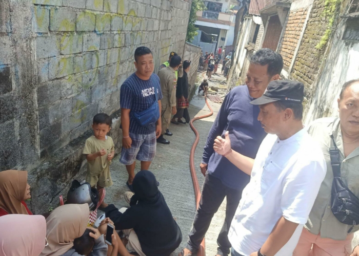 TINJAU : Pj Bupati Klungkung I Nyoman Jendrika bersama Ketua DPRD Kabupaten Klungkung, Anak Agung Gde Anom meninjau kebakaran.