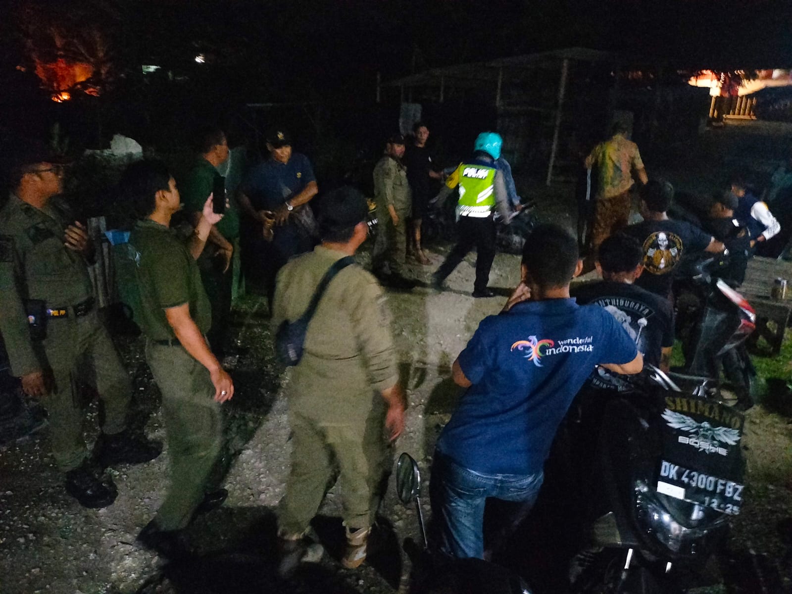 RIBUT: Polisi bersama Satpol PP dan tokoh masyarakat mengamankan orang yang terlibat keributan di bedeng untuk didamaikan.