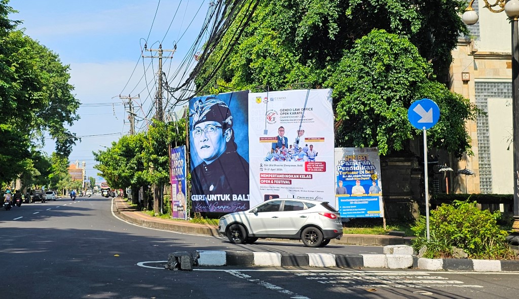 RAMAI: Muncul baliho dukungan untuk Giri Prasta, salah satunya di Jalan Melati, Denpasar, Bali