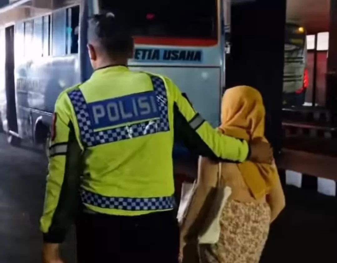 Seorang polisi membantu ibu yang mengaku diusir anaknya. (Instagram @satlantassurakarta)